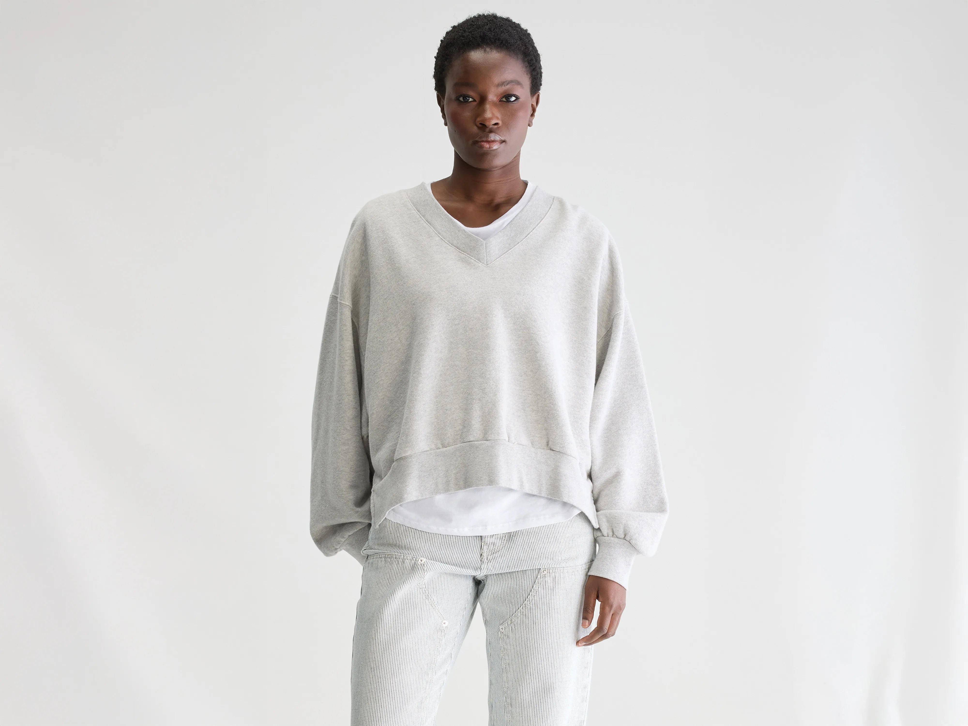 Varola v-neck sweatshirt (252 / W / H. GREY) Hoodie with Hem Applique Textured Unique Varola v-neck sweatshirt (252 / W / H. GREY) Hoodie with Hem Applique Textured Unique